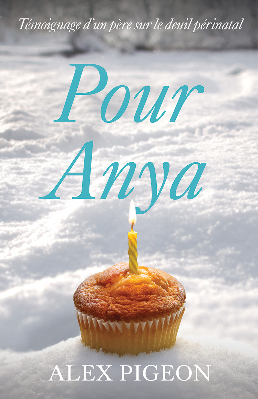 Couverture de Pour Anya : témoignage d’un père sur le deuil périnatal, montrant un petit gâteau et une seule bougie allumée dans la neige.